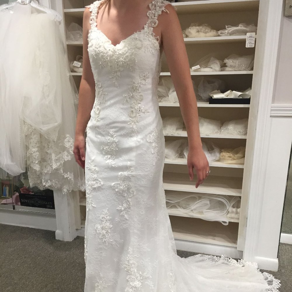 Alfred Angelo 2547 *With matching veil